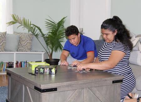 两个学生在桌子旁玩棋盘游戏
